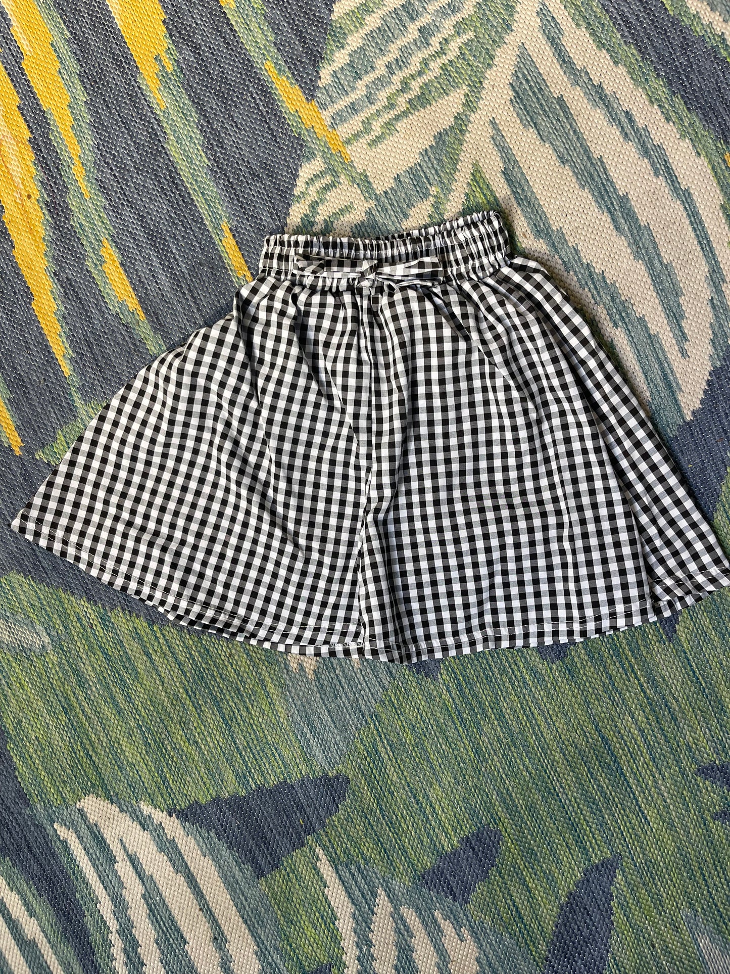 Black White Shorts Girls sz 150 = 10/11Y