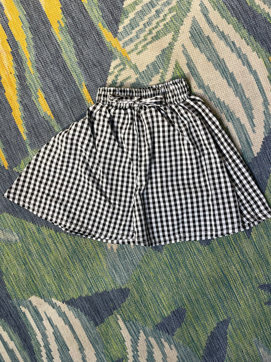 Black White Shorts Girls sz 150 = 10/11Y