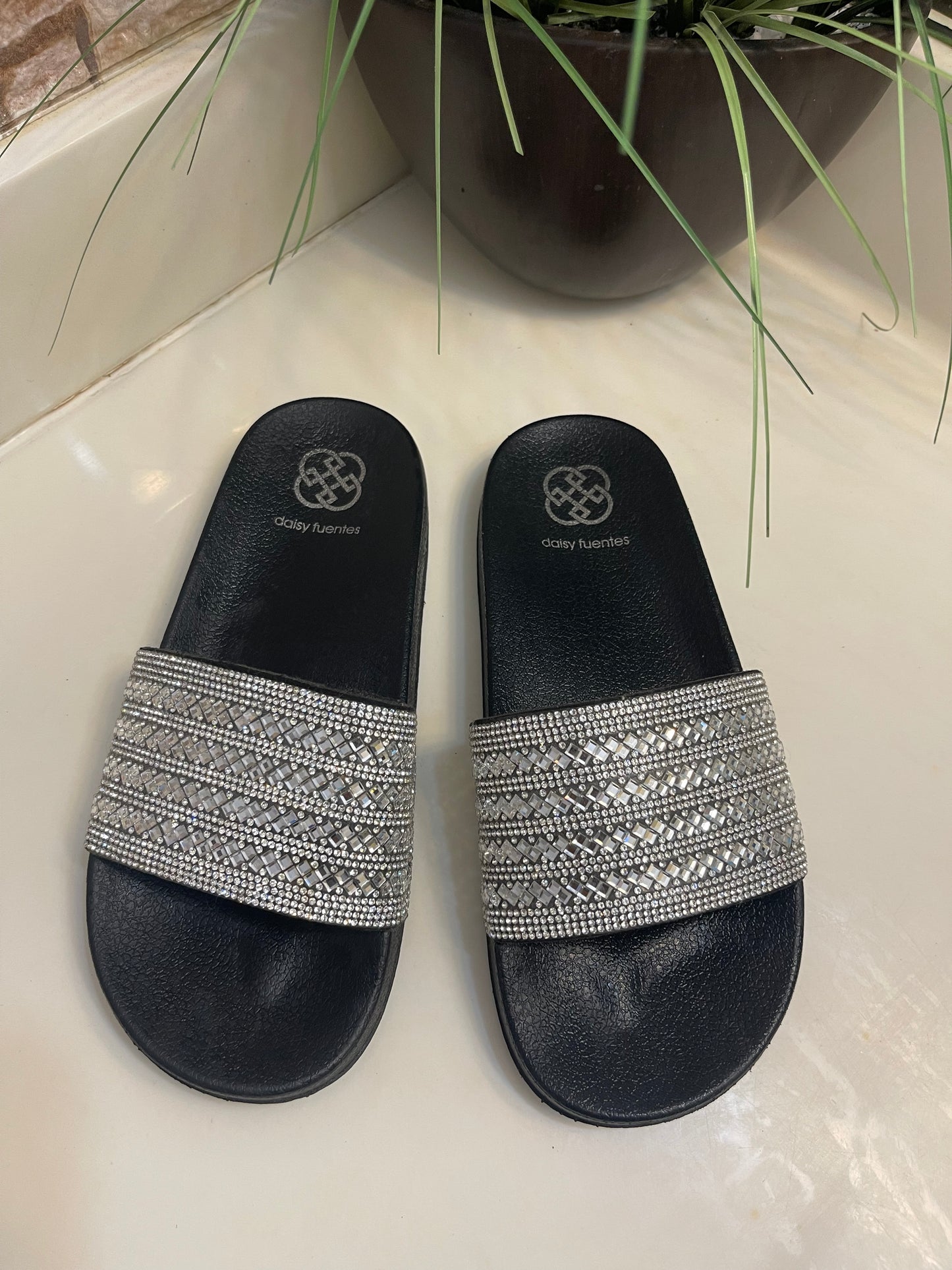 Daisy Fuentes Black Rhinestone Sandals Women sz 8