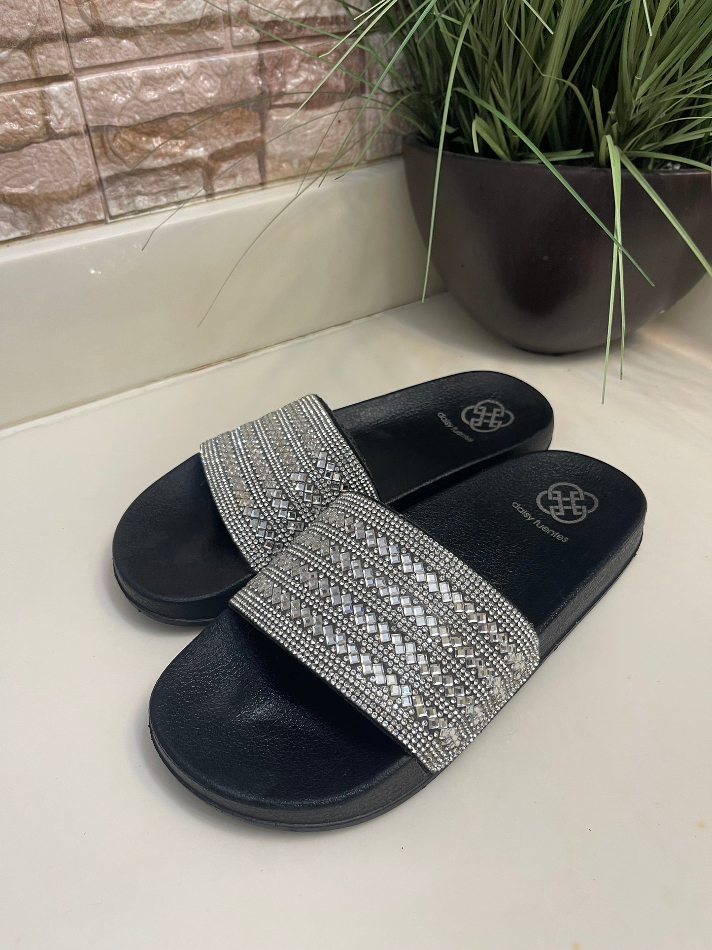 Daisy Fuentes Black Rhinestone Sandals Women sz 8