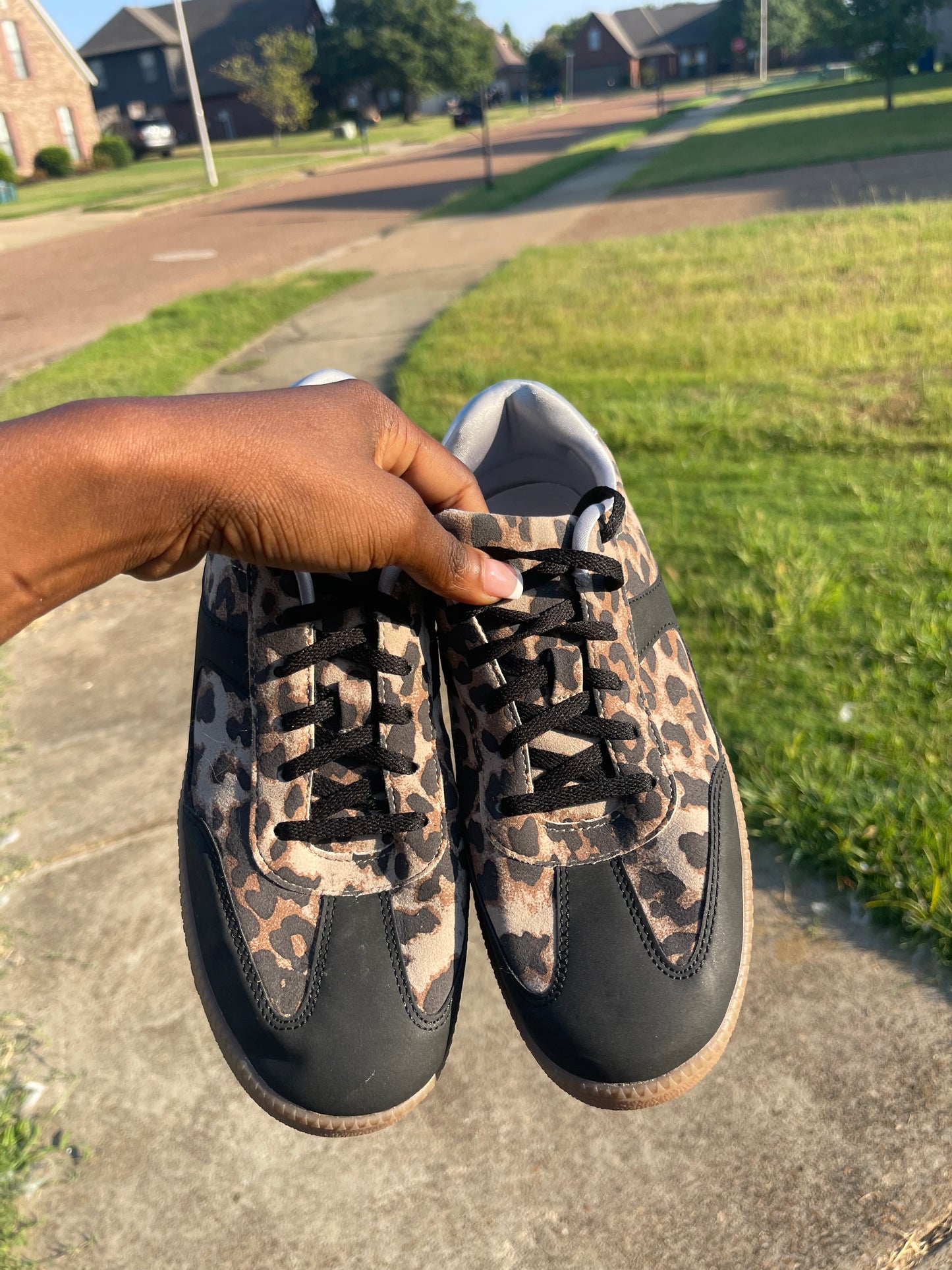 No Boundaries Brown Tan Print Sneakers Women sz 9
