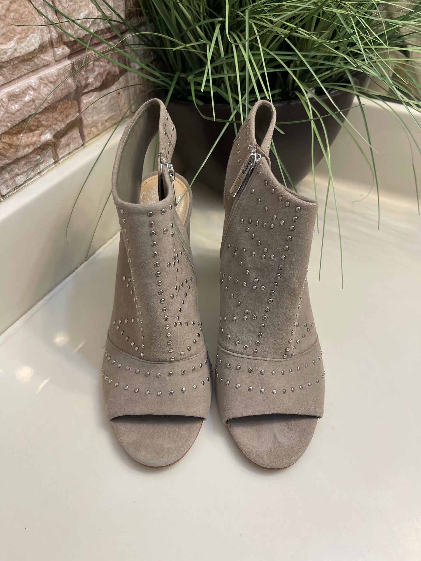 Vince Camuto Gray Heels Women sz 8