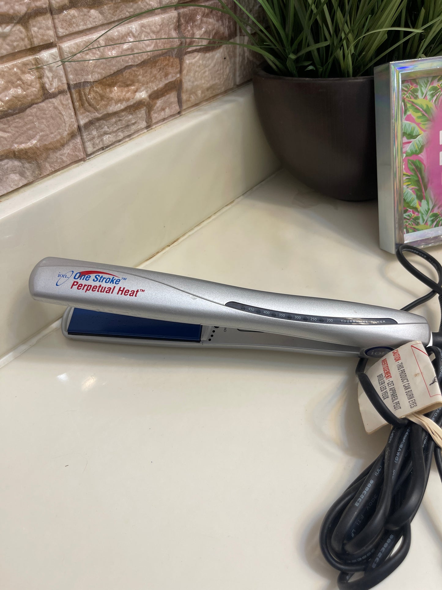 ION One Stroke Flat Iron