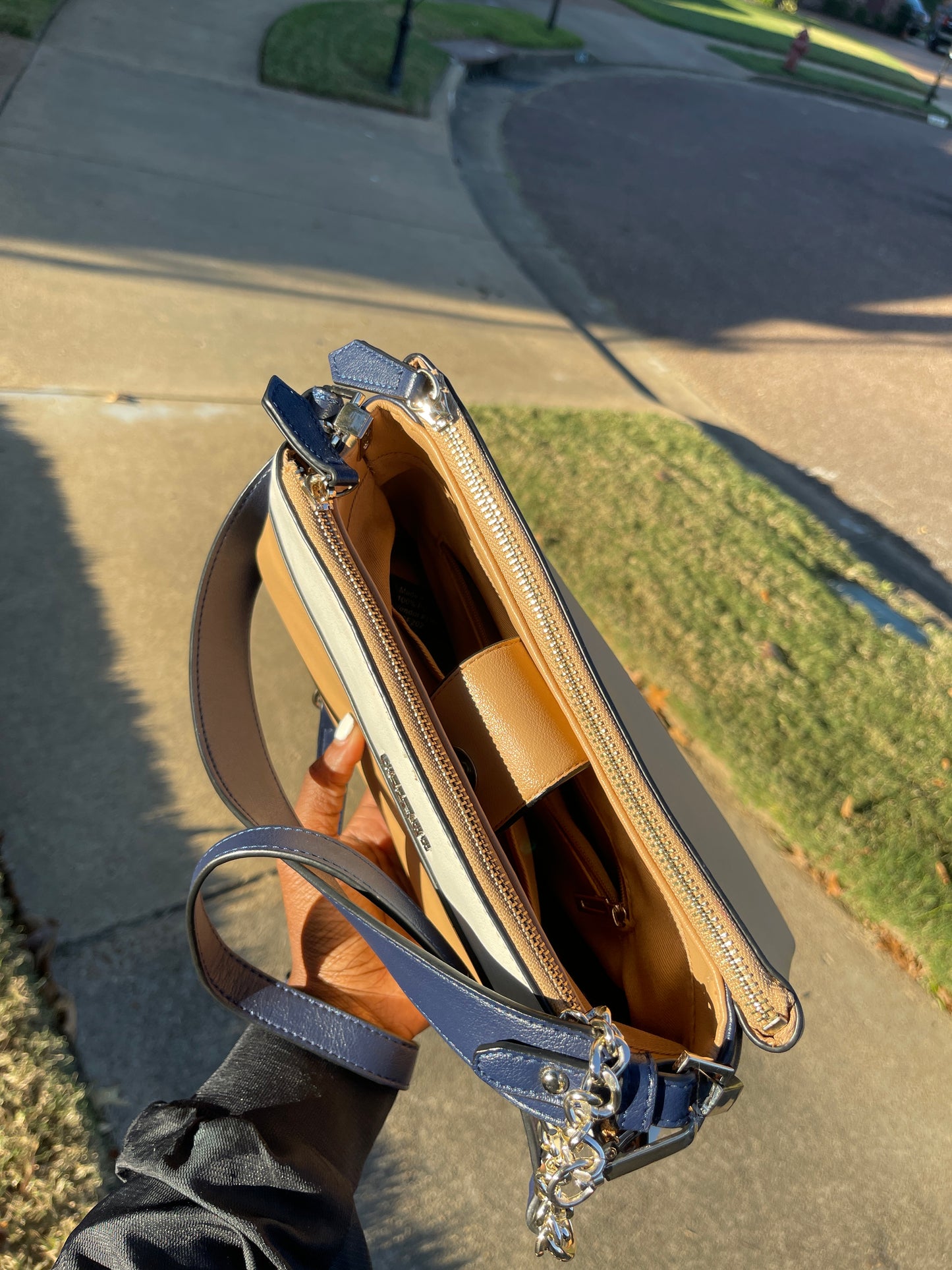 NEW Guess handbag / crossbody tan blue