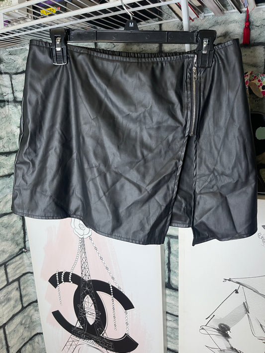 H&M Black Faux Leather Shorts Women sz XL