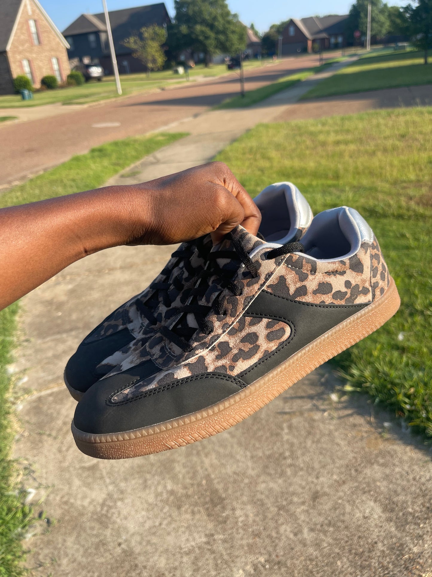 No Boundaries Brown Tan Print Sneakers Women sz 9