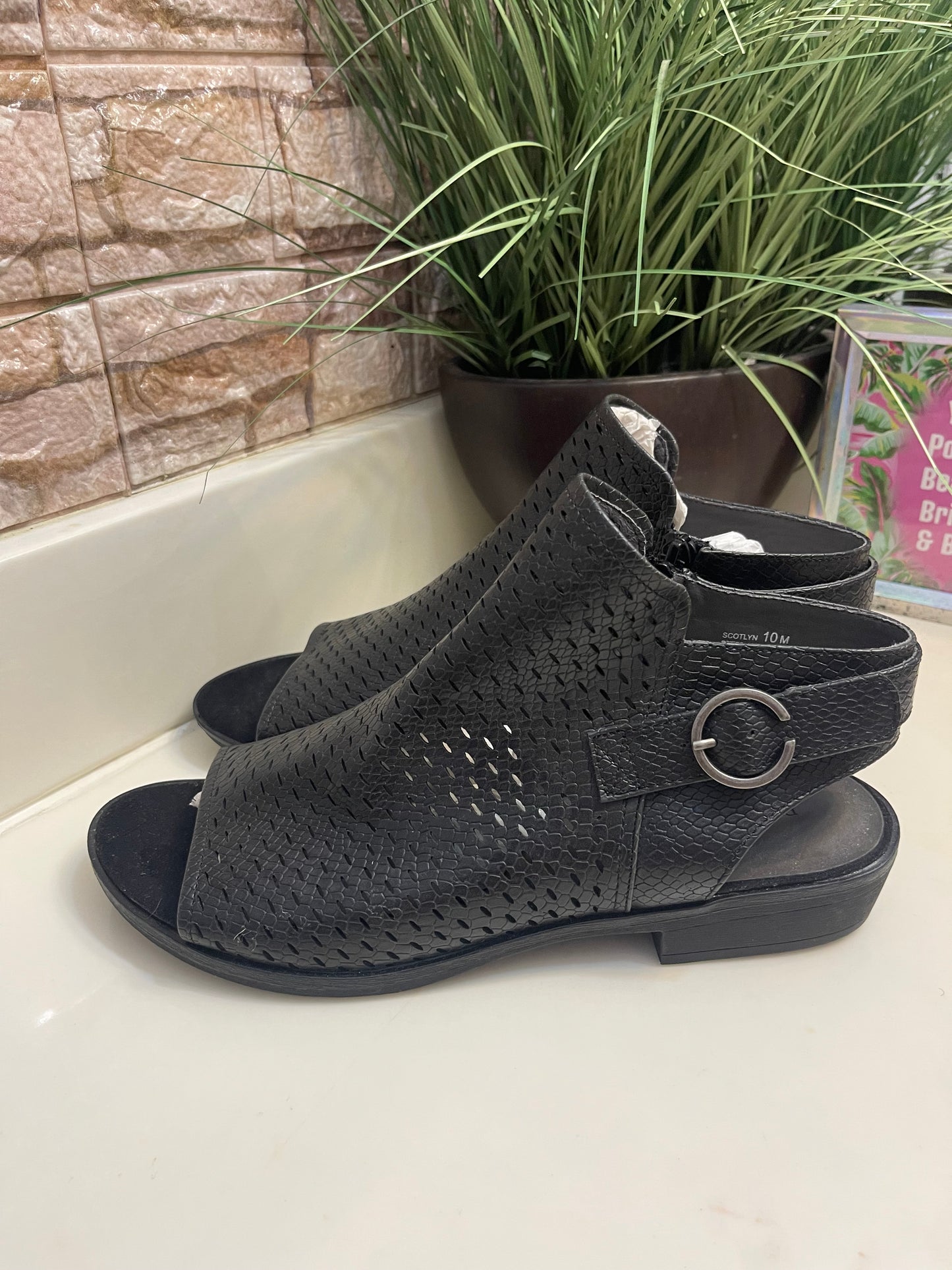 New BearTraps Black Sandals Women sz 10