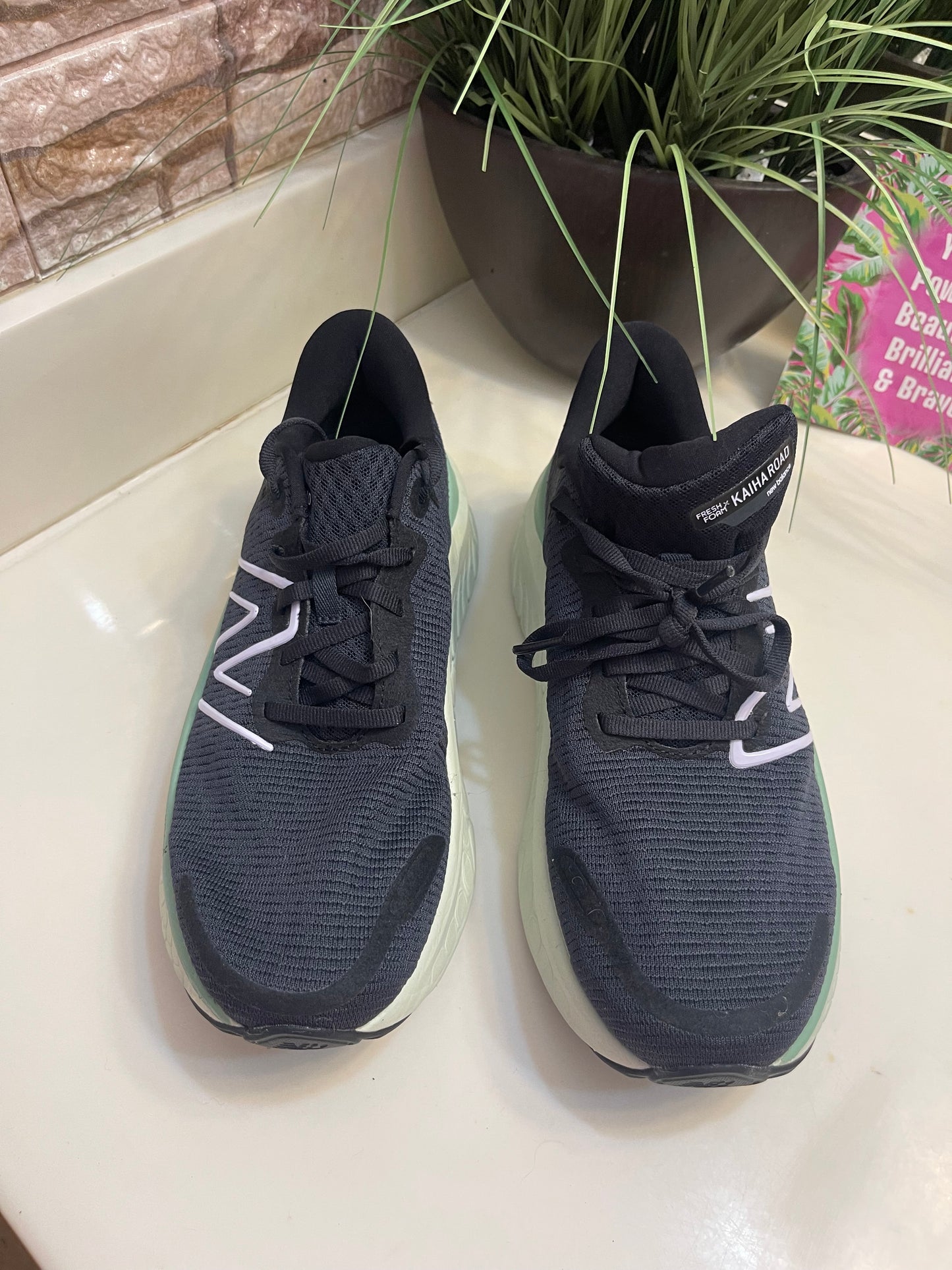 New Balance Fresh Foam Black Green Women sz 8