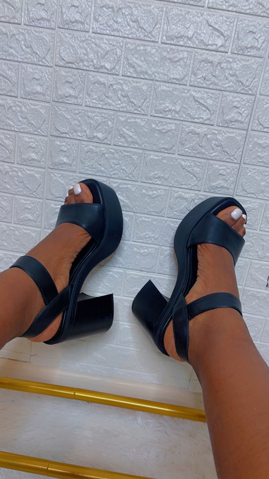 Madden Girl black platform heels women sz 9
