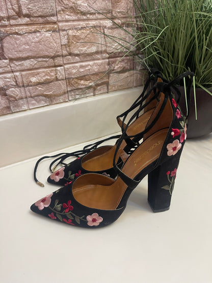 Shoe Dazzle Black Floral Heels Women sz 7.5