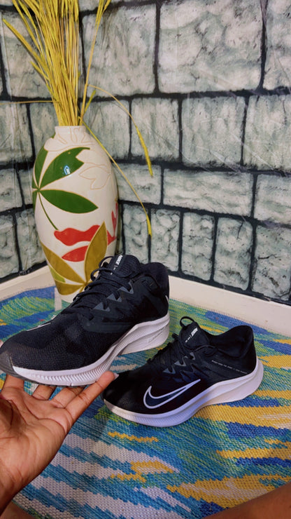 Nike Black White Women sz 8