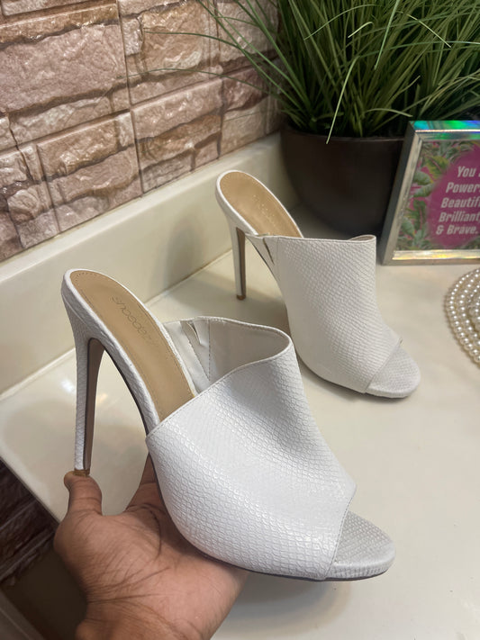 Shoe Dazzle white heels women sz 9