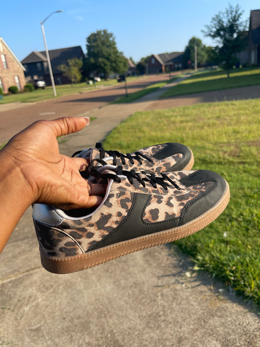 No Boundaries Brown Tan Print Sneakers Women sz 9