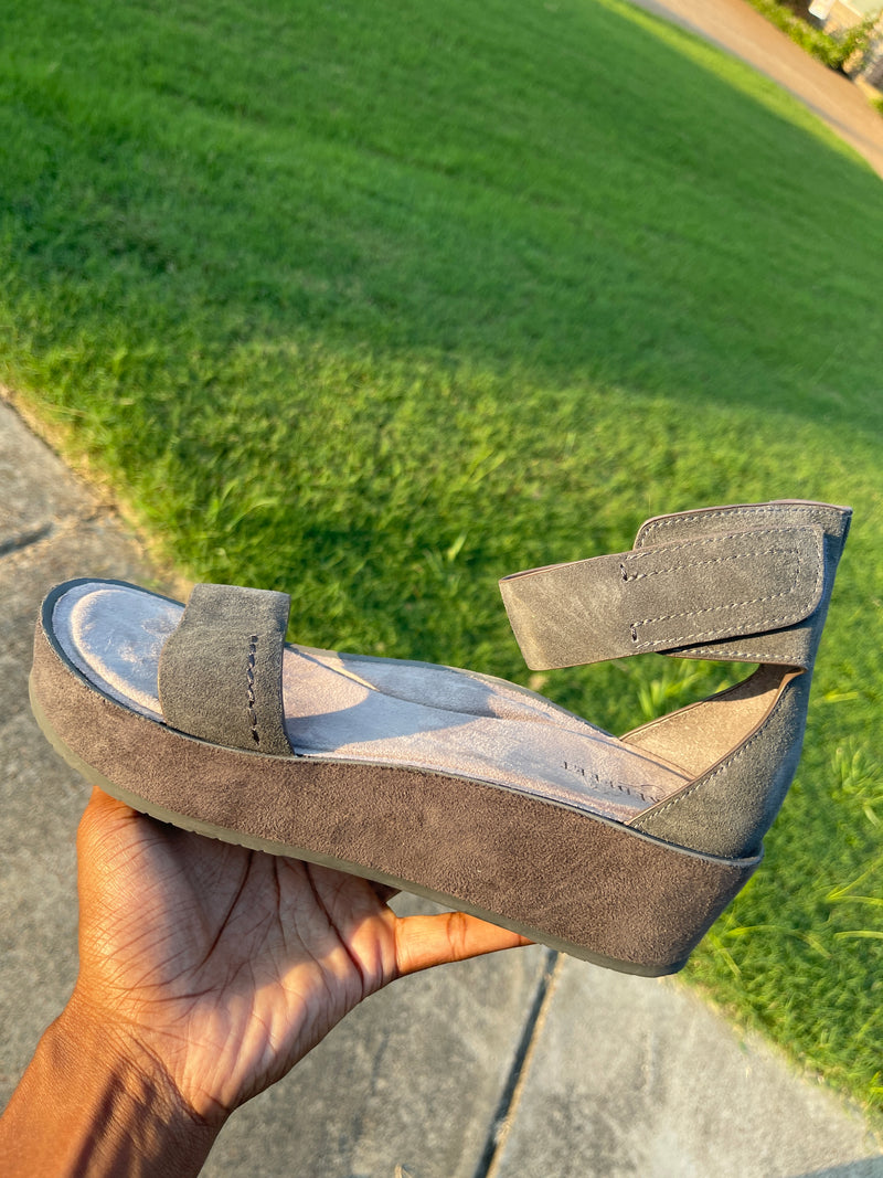 NakeFeet gray platform sandals women sz 8