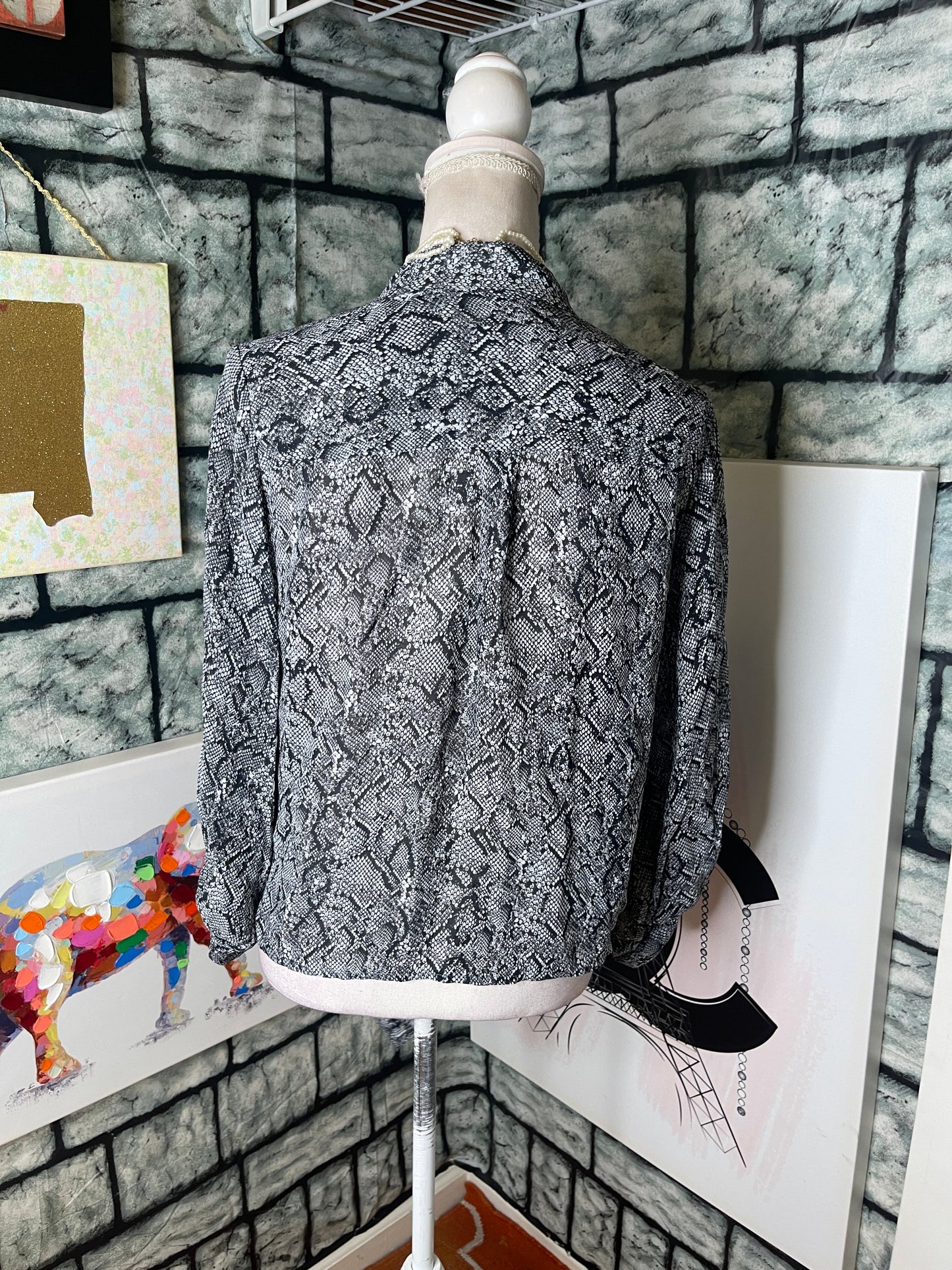 Fifteen Twenty Gray Print Button Blouse Women sz Medium