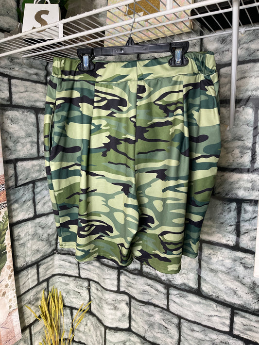 Green Camo Print Shorts Women sz 0XL