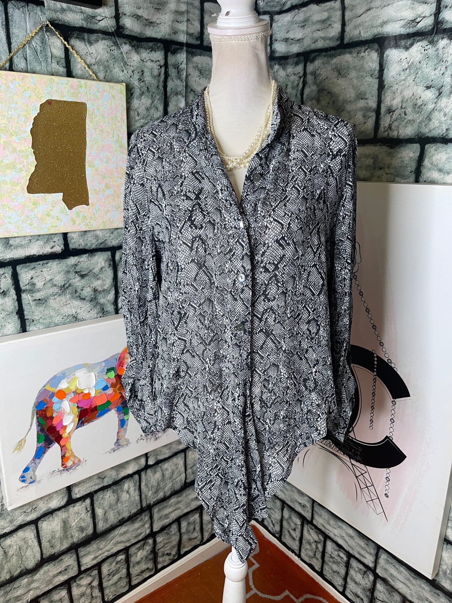 Fifteen Twenty Gray Print Button Blouse Women sz Medium