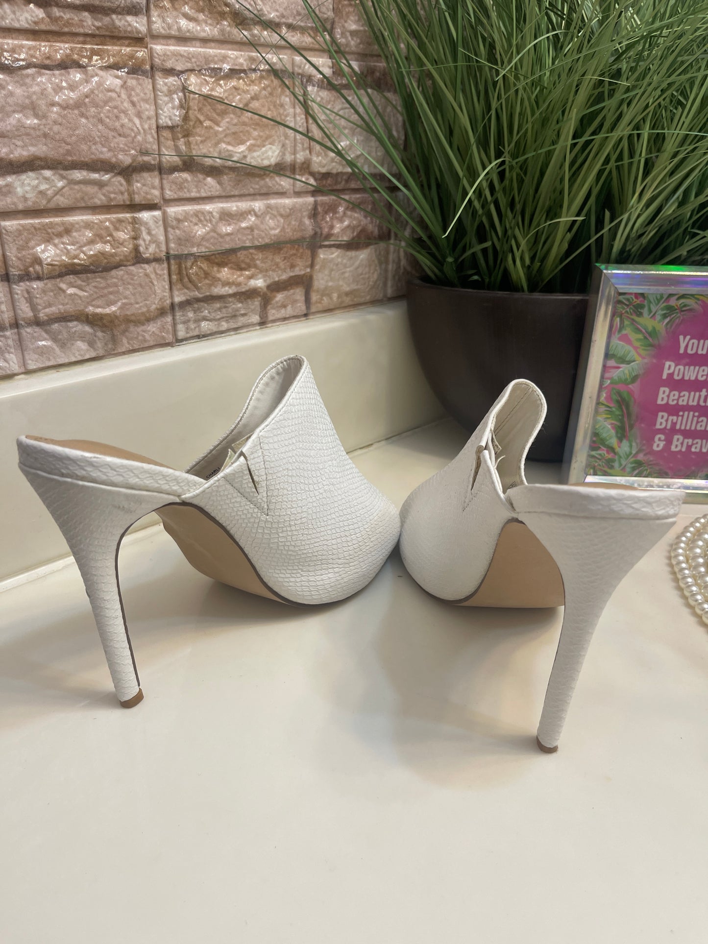 Shoe Dazzle white heels women sz 9