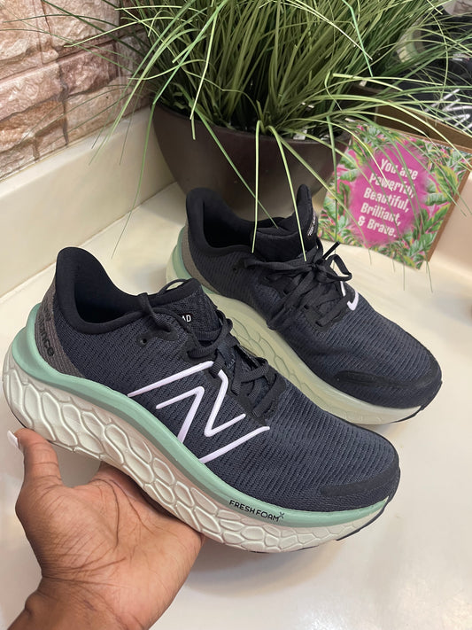 New Balance Fresh Foam Black Green Women sz 8