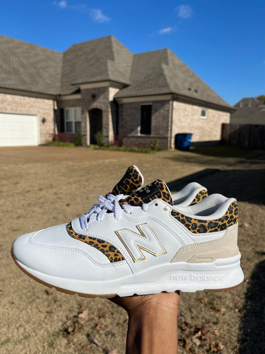 New balance white cheetah print women sz 9