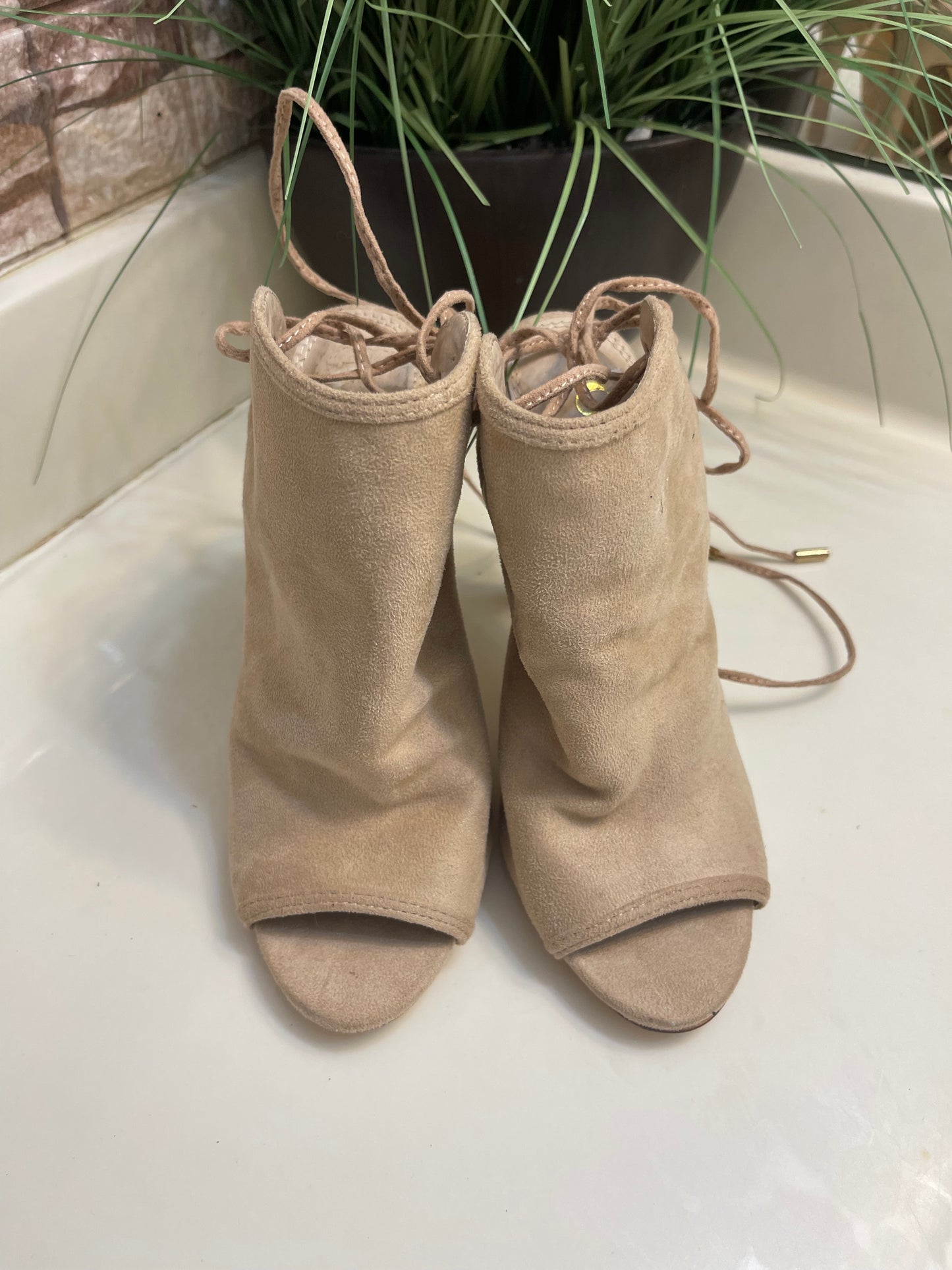 NEW Olivia Tan Heels Women sz 7