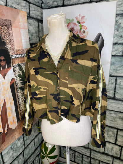 18 Centimeters Green Camo Crop Blouse Women sz Medium