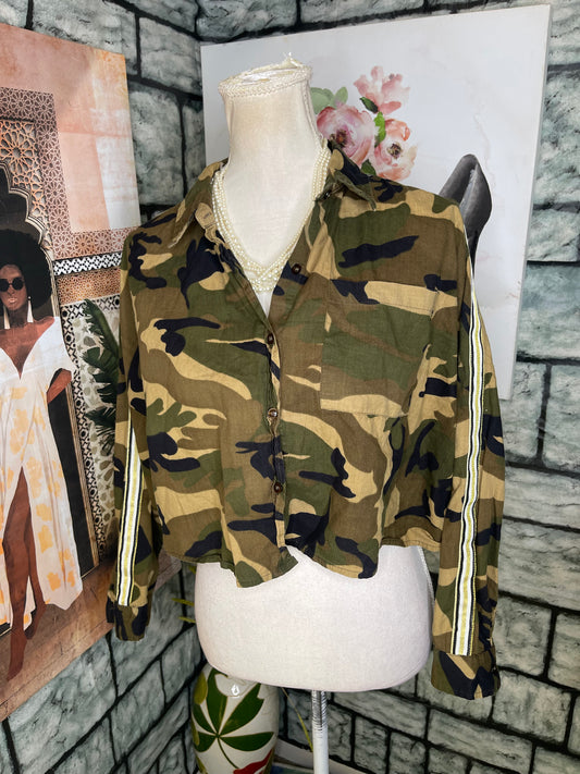 18 Centimeters Green Camo Crop Blouse Women sz Medium