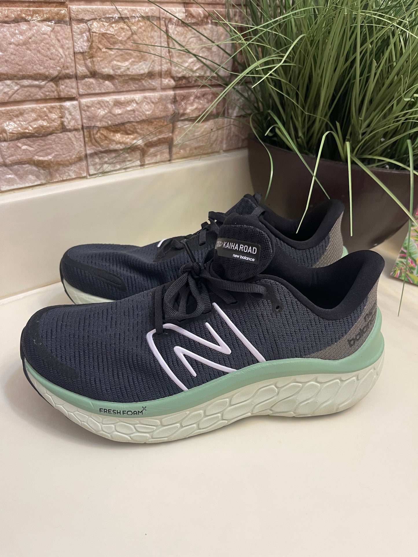 New Balance Fresh Foam Black Green Women sz 8