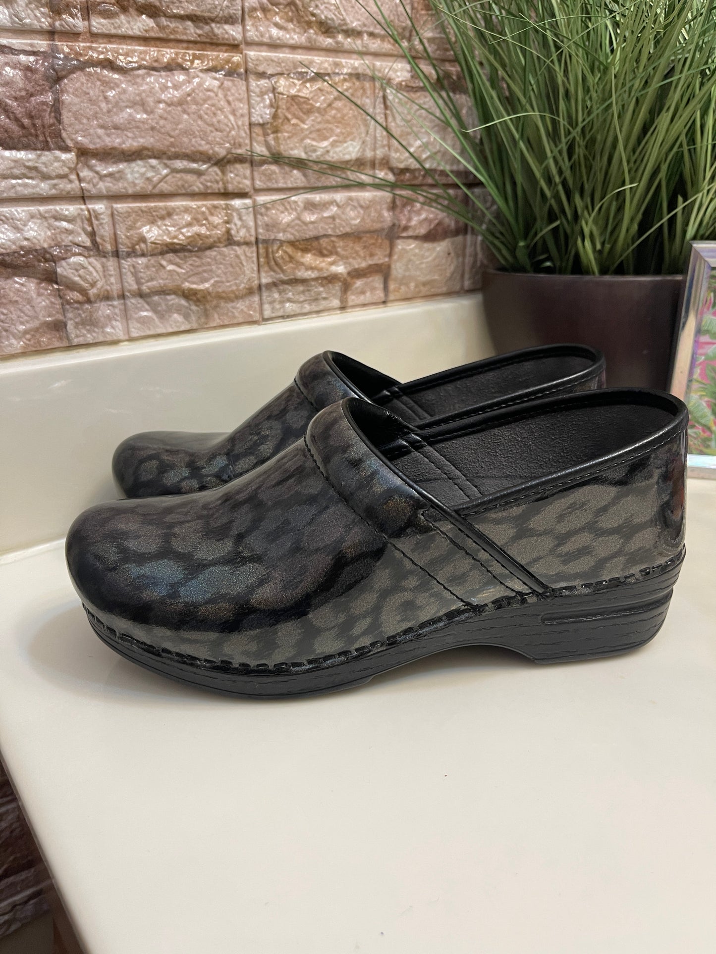 Dansko Black Purple Print Women sz 39 = sz 9