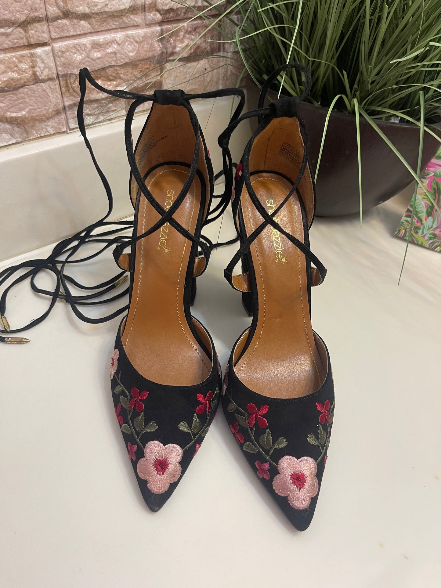 Shoe Dazzle Black Floral Heels Women sz 7.5