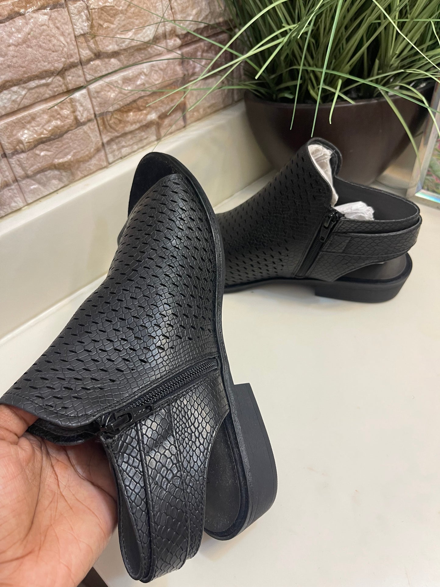 New BearTraps Black Sandals Women sz 10