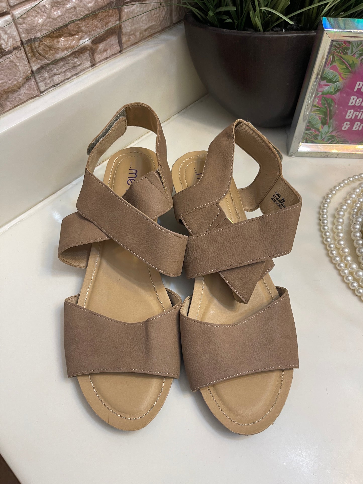 Me Too Beige Tan Sandals Women sz 9