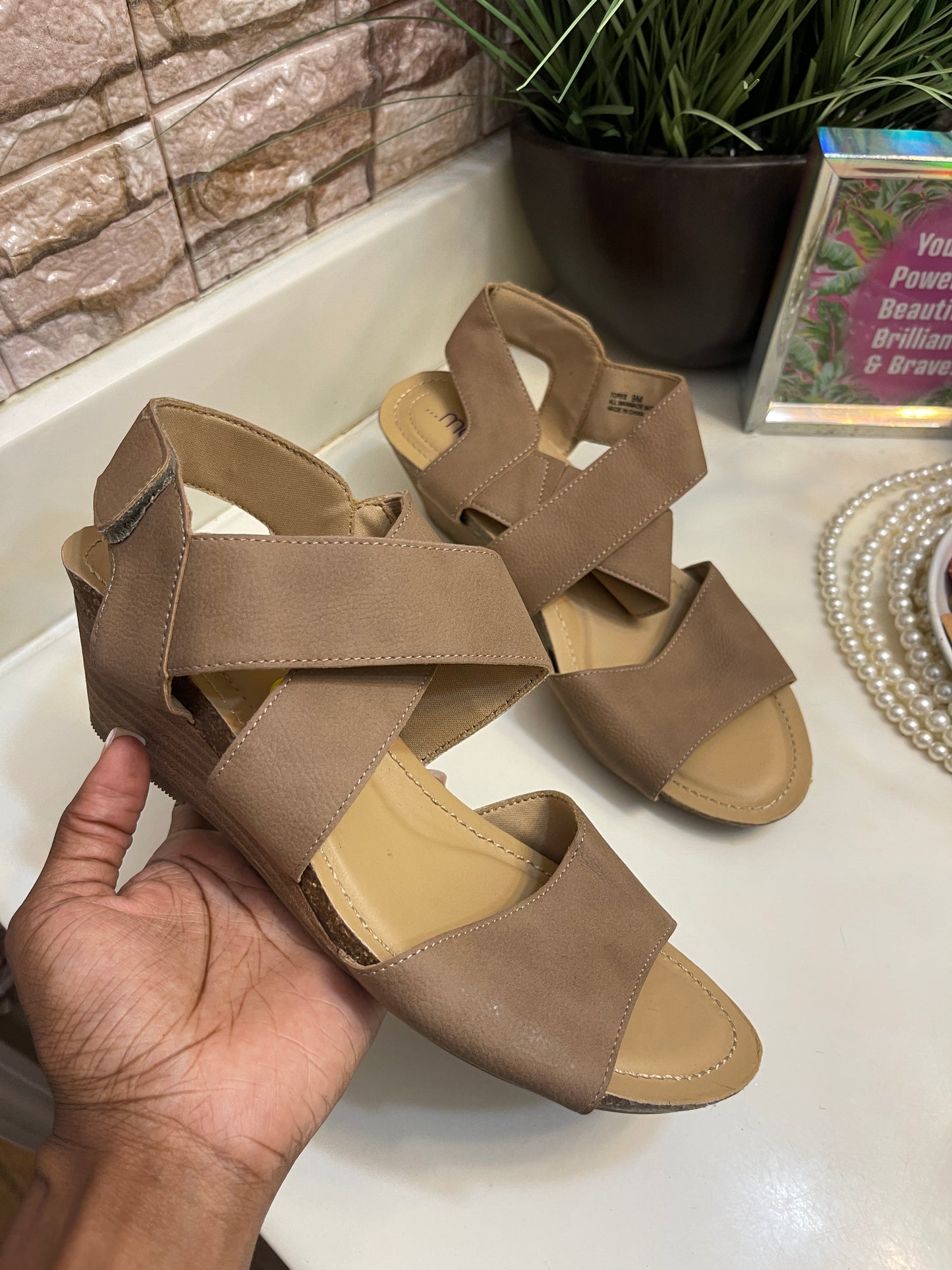 Me Too Beige Tan Sandals Women sz 9