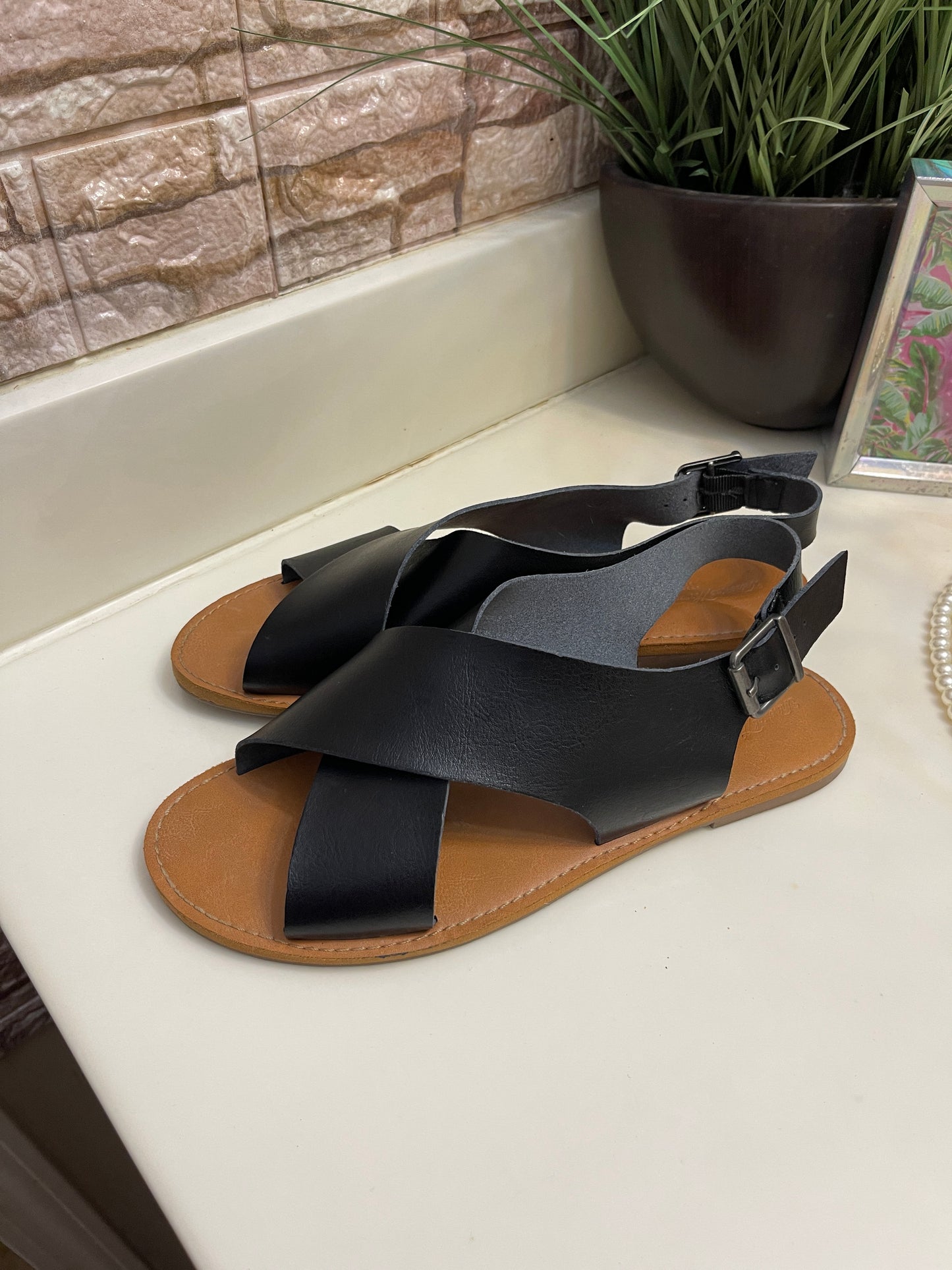 Universal Threads Black Sandals Women sz 9