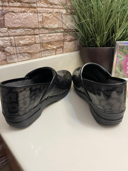 Dansko Black Purple Print Women sz 39 = sz 9