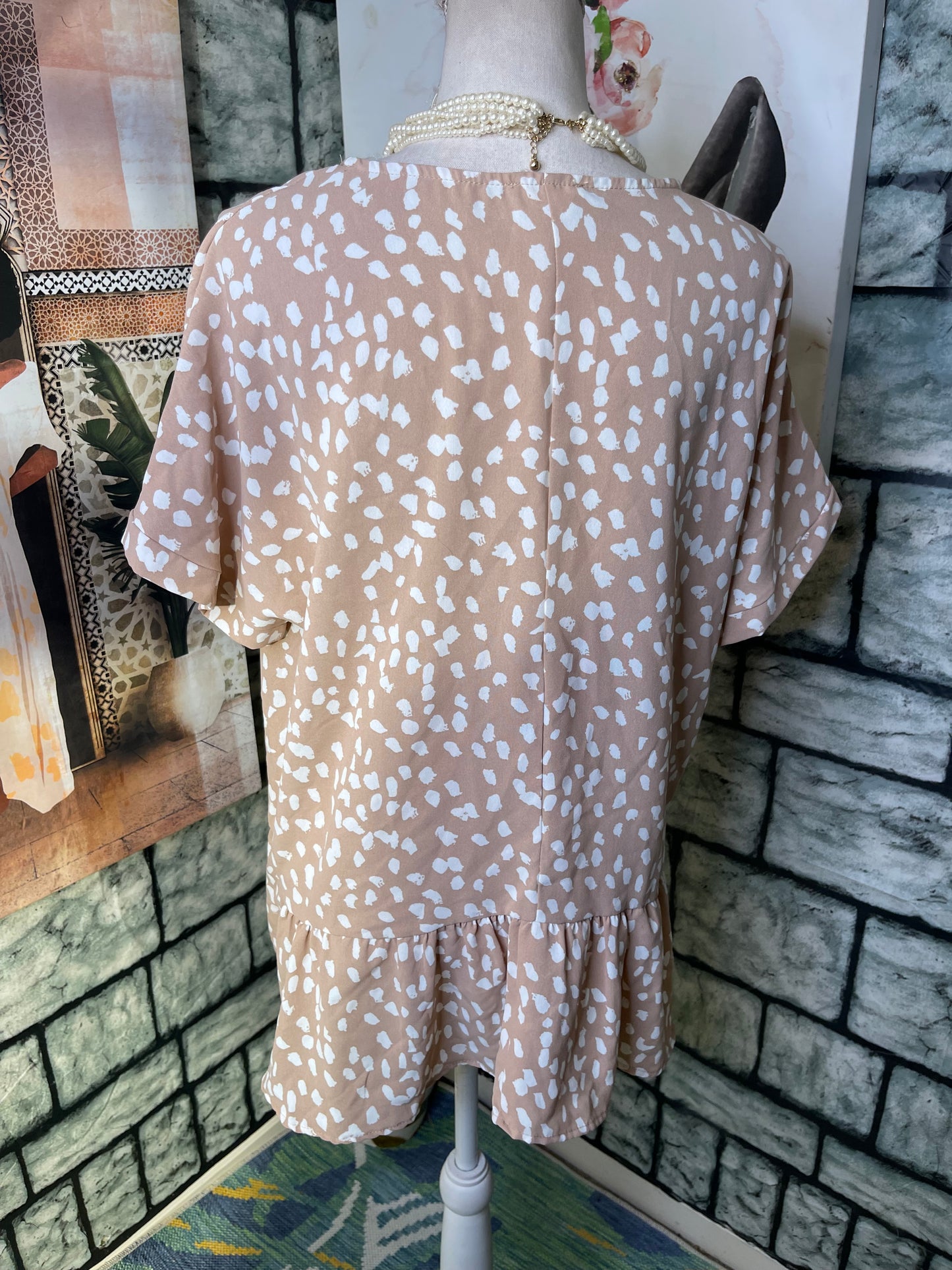 143 Story Tan White print Blouse Women sz Medium