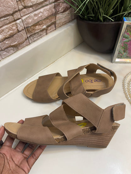 Me Too Beige Tan Sandals Women sz 9