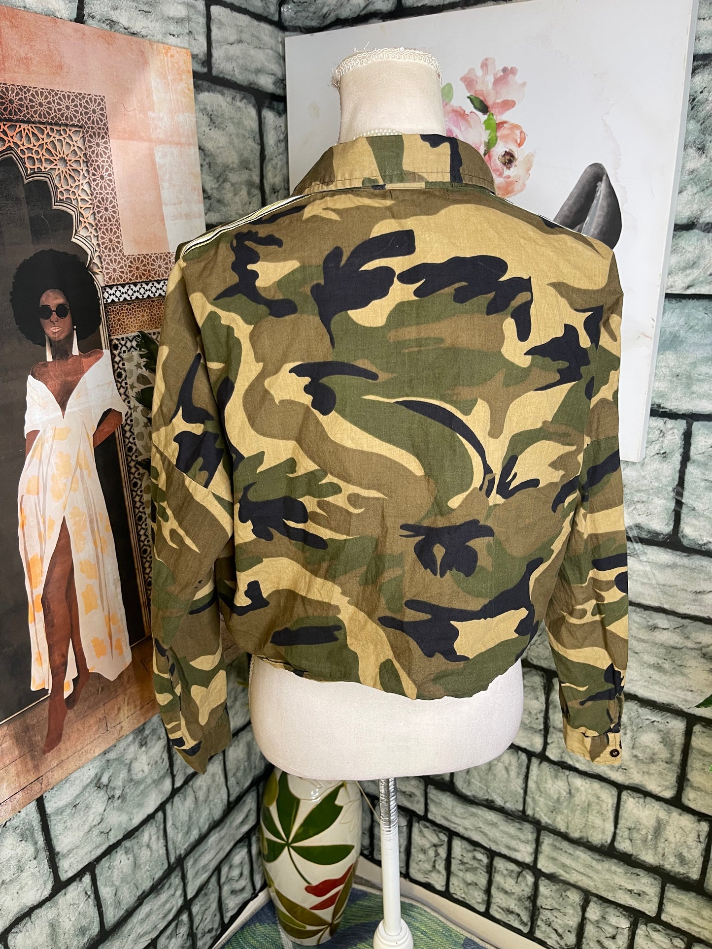 18 Centimeters Green Camo Crop Blouse Women sz Medium