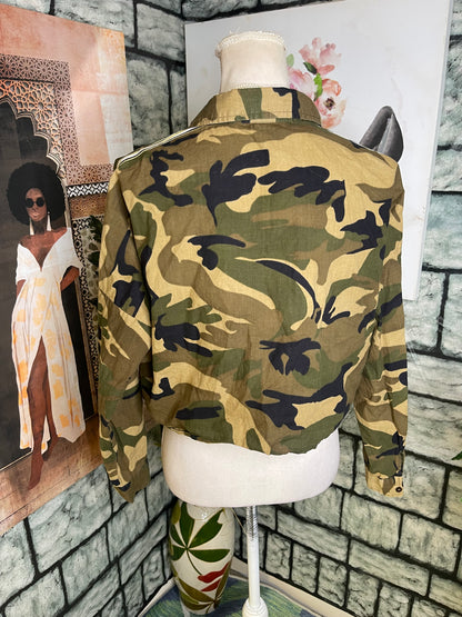 18 Centimeters Green Camo Crop Blouse Women sz Medium