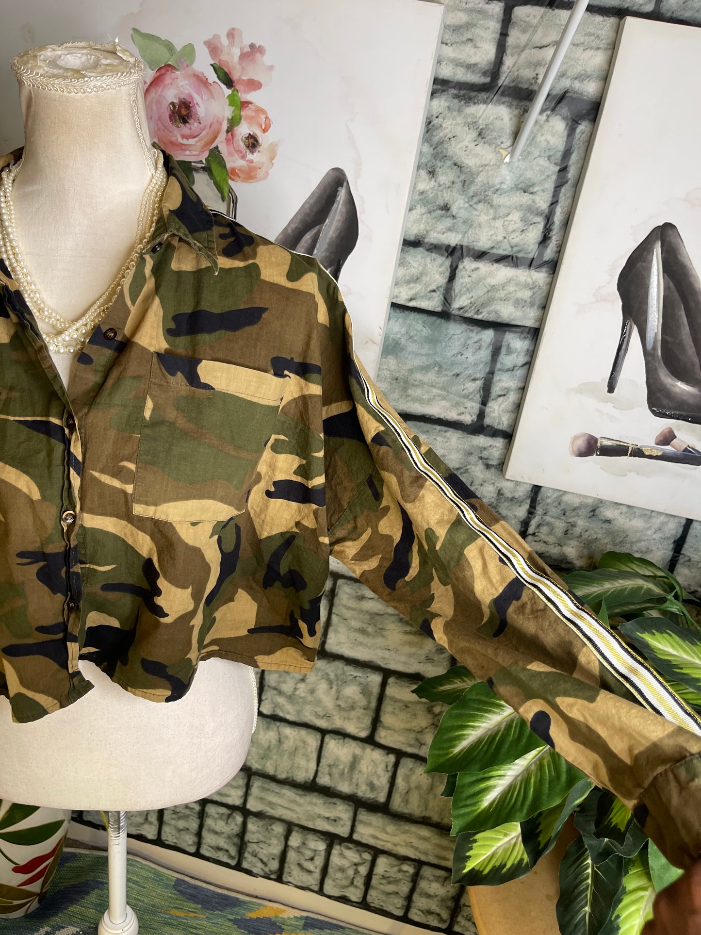 18 Centimeters Green Camo Crop Blouse Women sz Medium