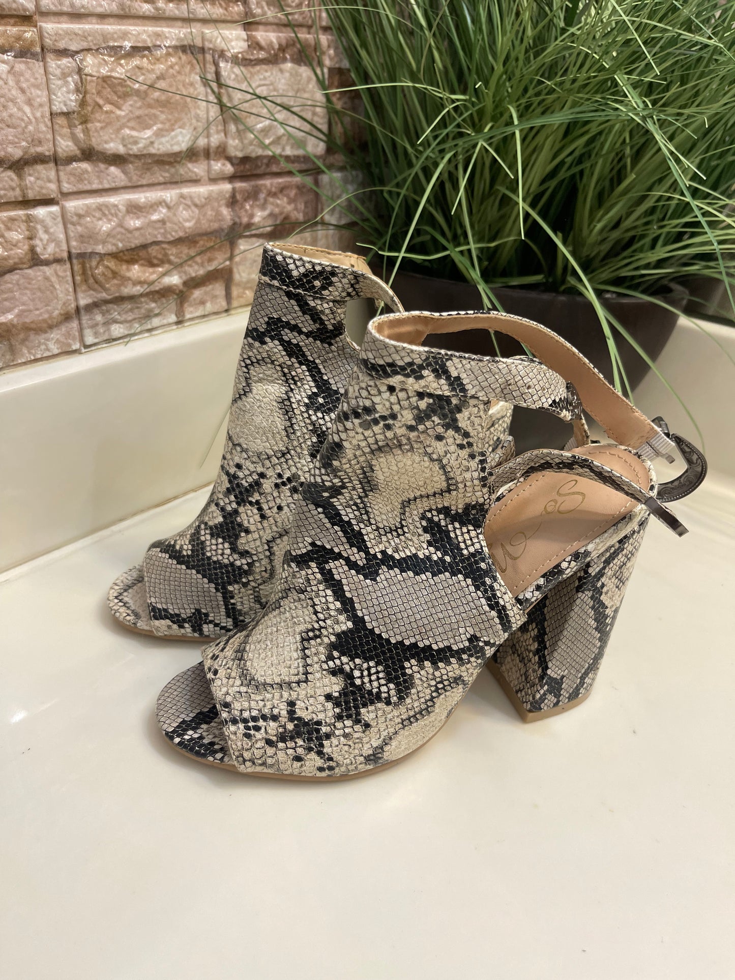 So Me Gray Black Print Heels Women sz 8