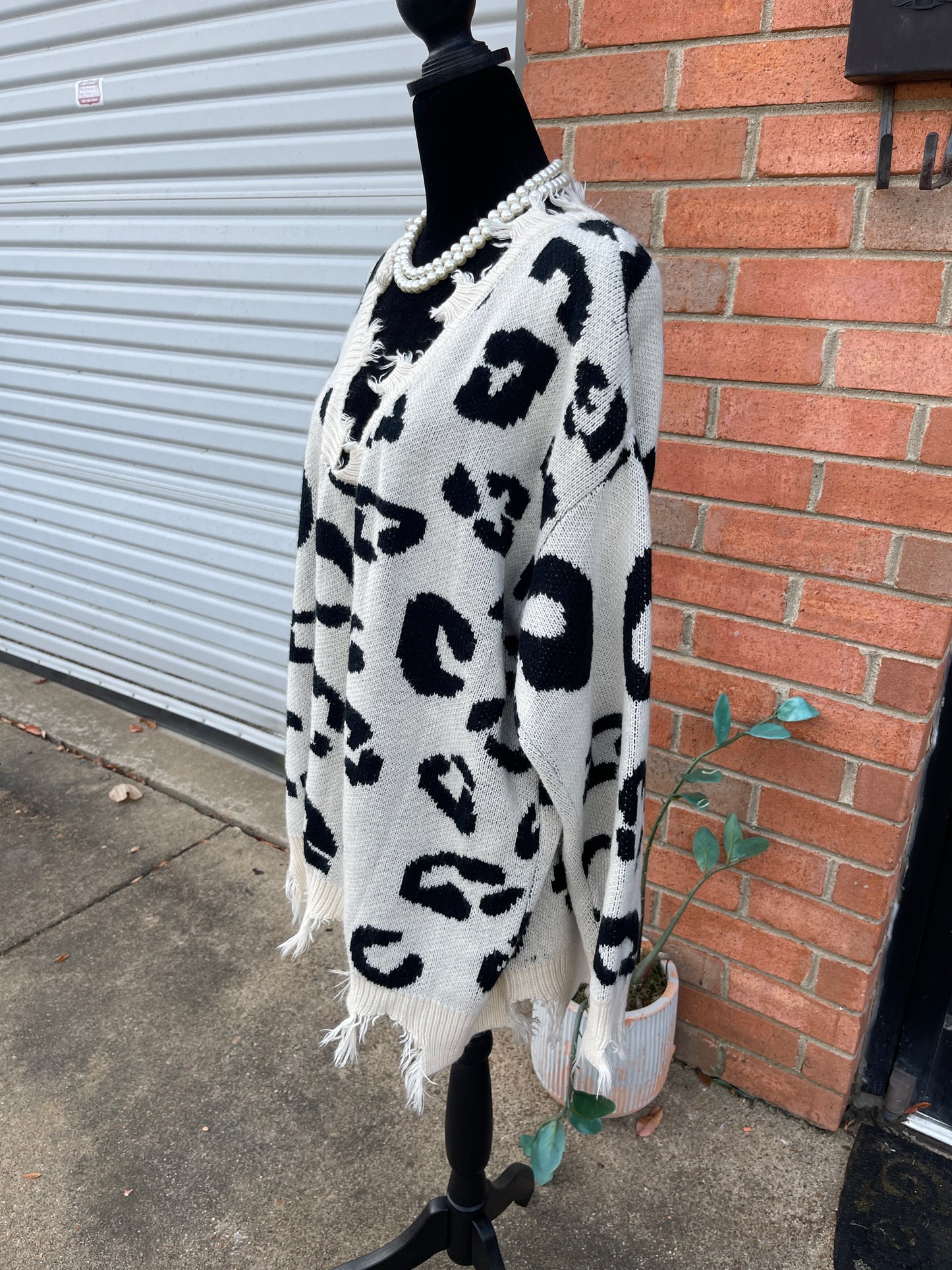 Amaryllis off white black animal print sweater women sz xl