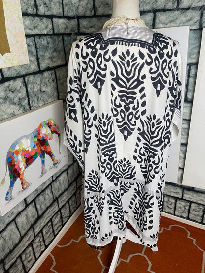 Black white cover duster women sz One size (would say fits up to xl)