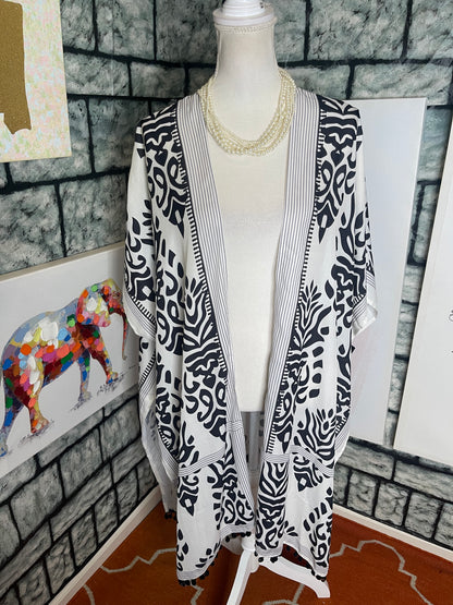 Black white cover duster women sz One size (would say fits up to xl)