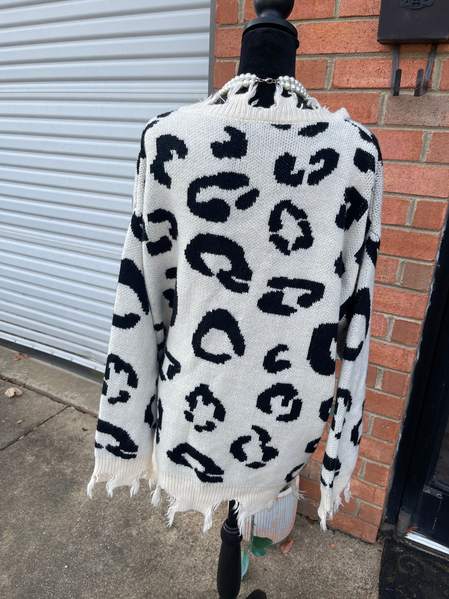 Amaryllis off white black animal print sweater women sz xl