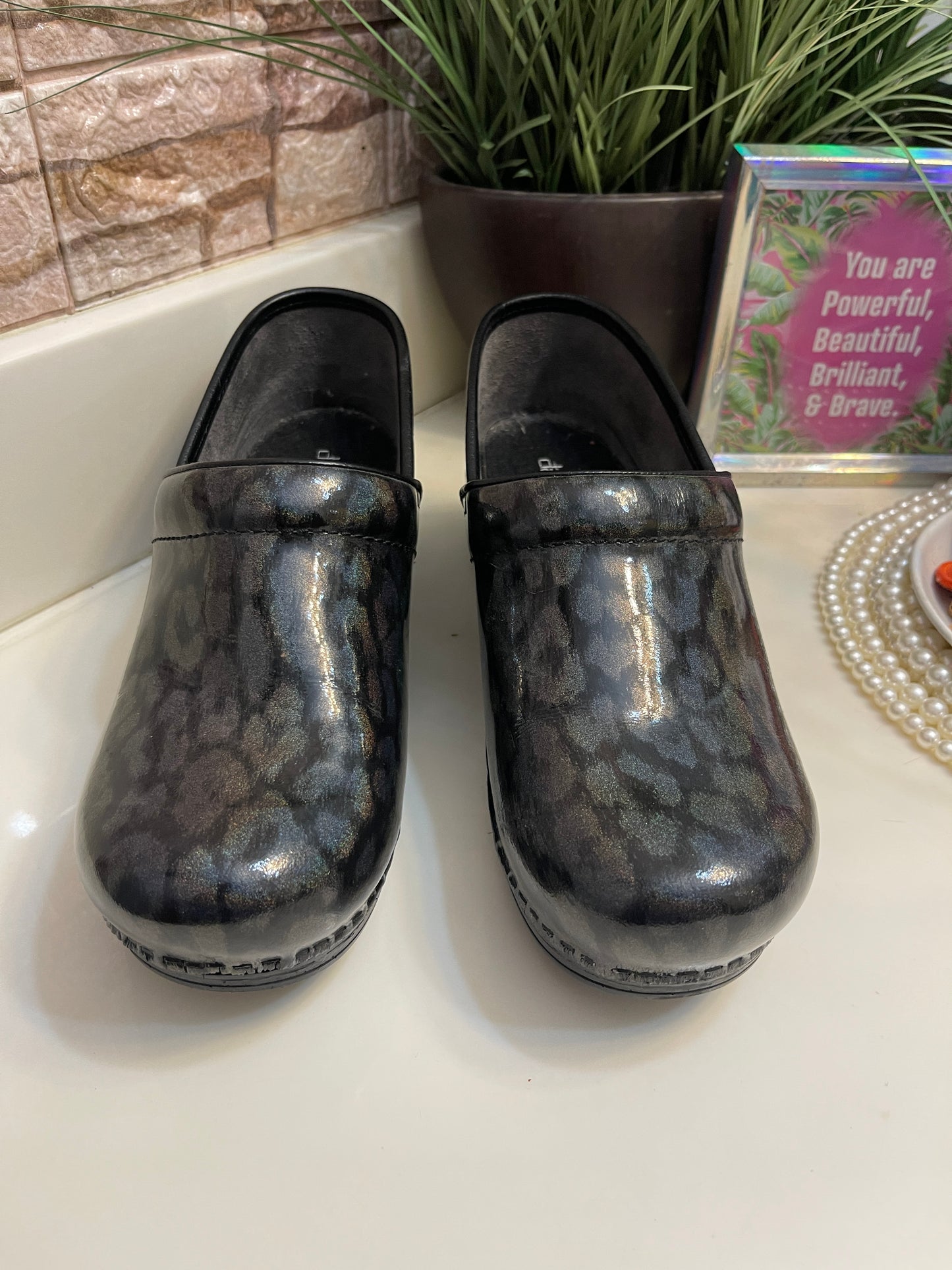 Dansko Black Purple Print Women sz 39 = sz 9